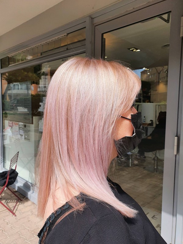 Coloration blond pastel lumineuse avec effet poudré sur cheveux longs