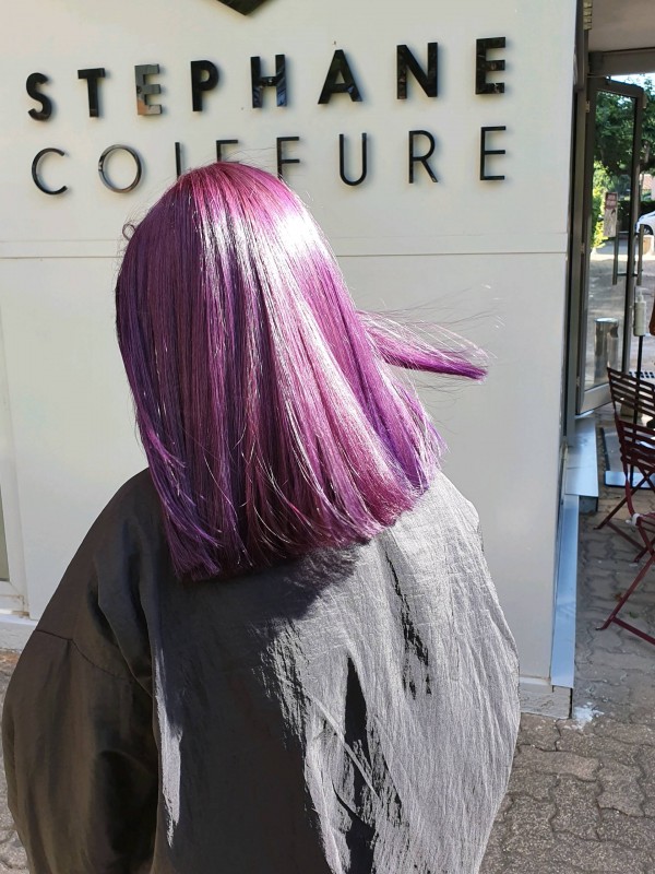 Coloration violine intense et lumineuses issue des produits de la bioesthétique chez Stéphane coiffure à plan de cuques