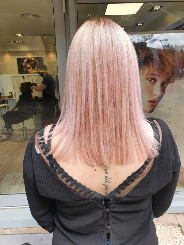 Coloration blond pastel lumineuse avec effet poudré sur cheveux longs