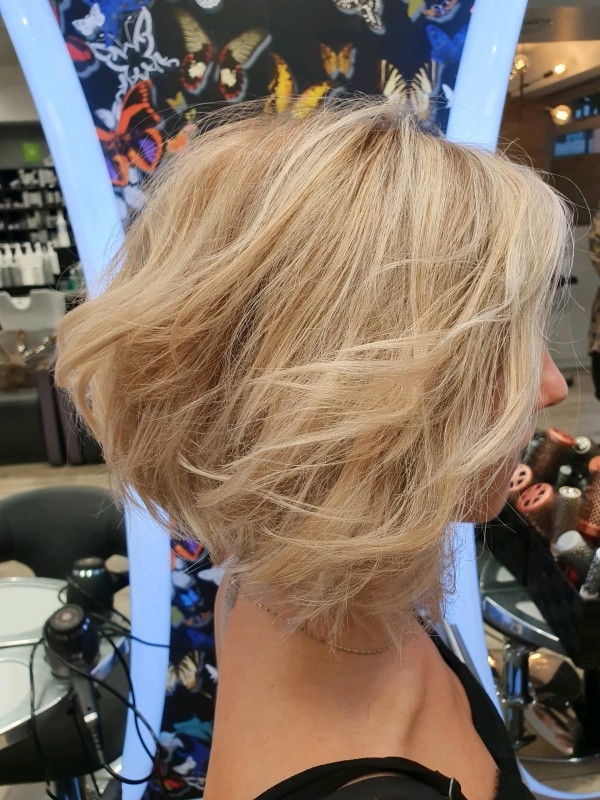 Transformation capillaire pour femme, passage des cheveux longs à un carré court flou dynamique avant/après