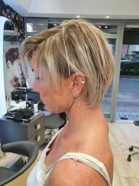 Transformation sur cheveux très abimés, coupe en dégradé suivi de mèches blond polaire sur cheveux courts à Plan de  Cuques