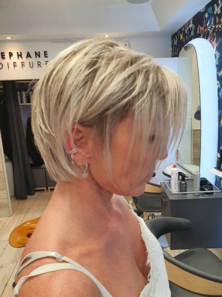 Transformation sur cheveux très abimés, coupe en dégradé suivi de mèches blond polaire sur cheveux courts à Plan de  Cuques